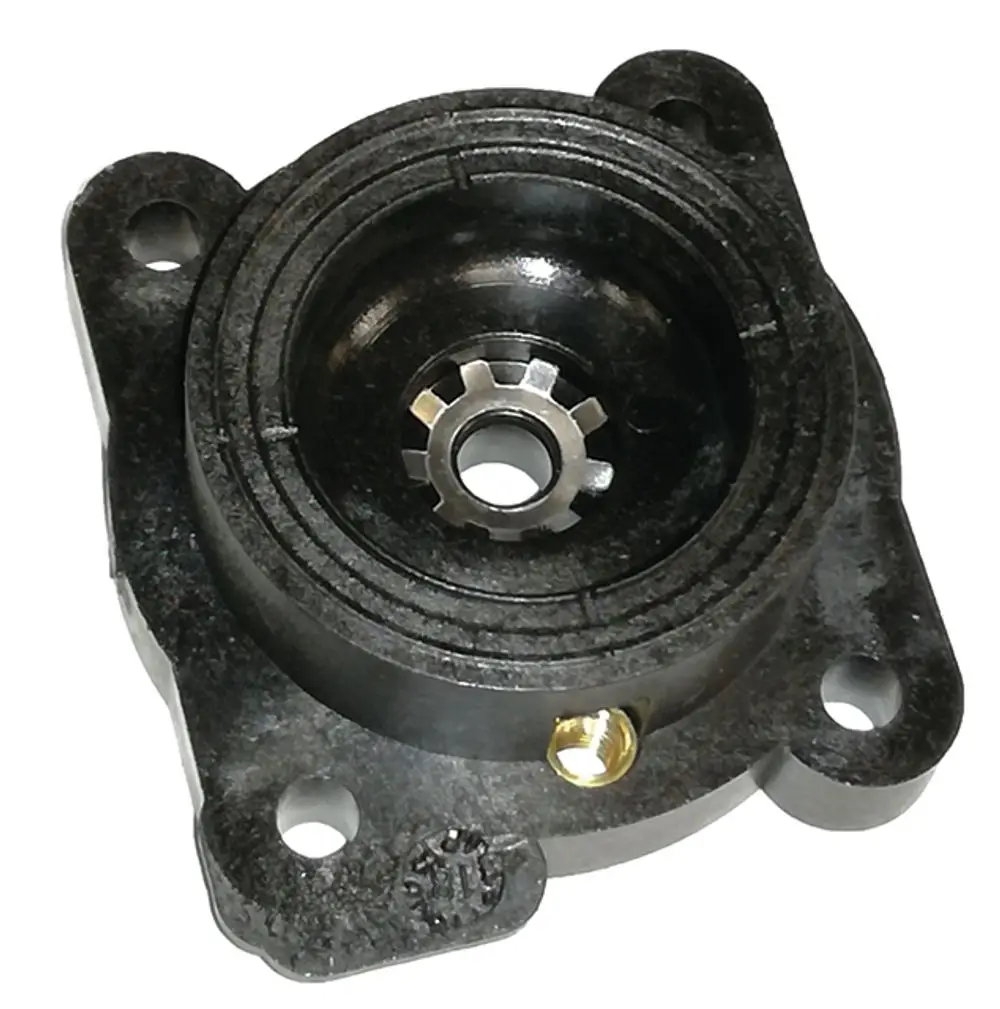 Syr Kolbenplatte mit runder Form, zentraler metallischer Bestandteil und mehreren Befestigungslöchern, auf schwarzem Hintergrund.